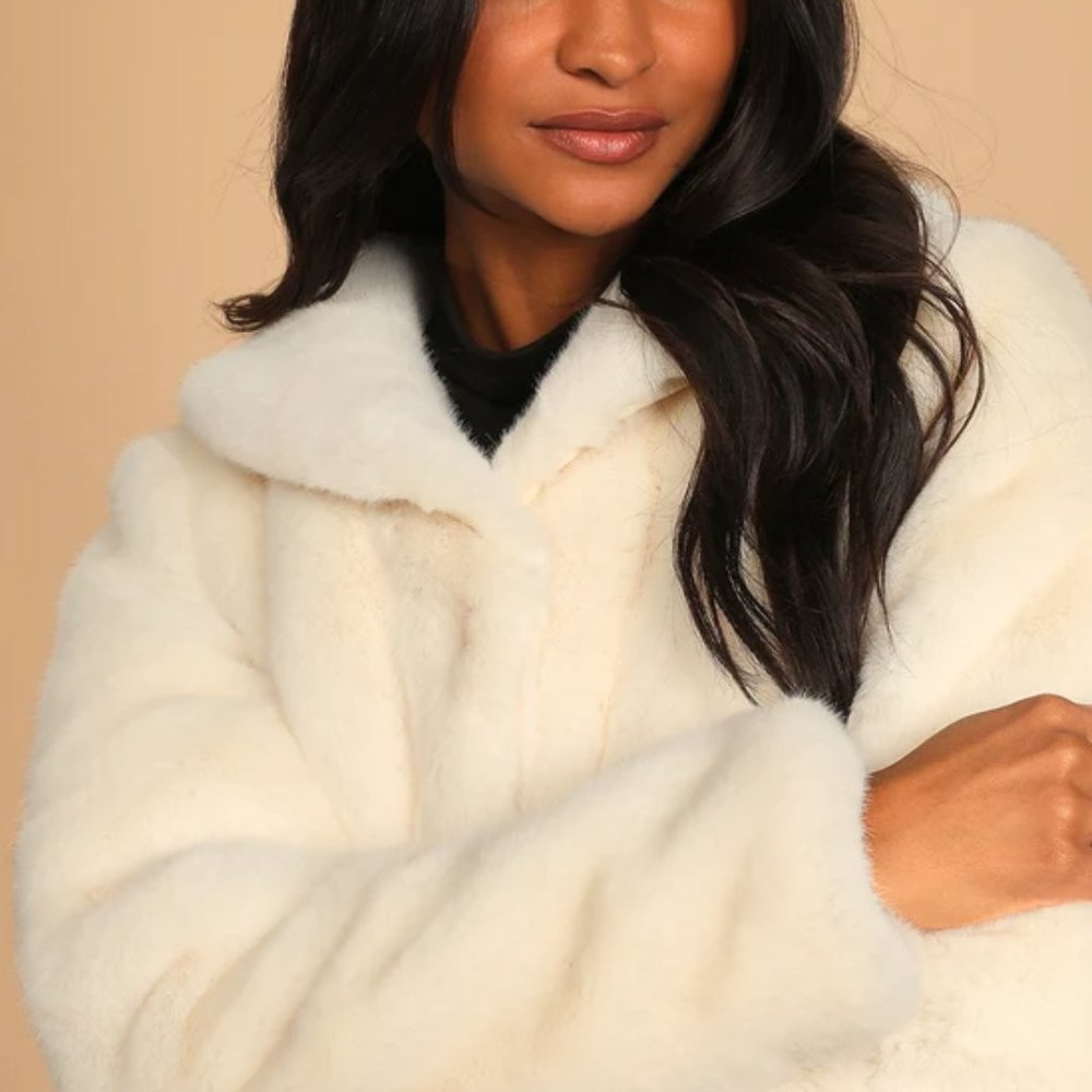 White House Black Market White Faux Fur Coat (size US xs)